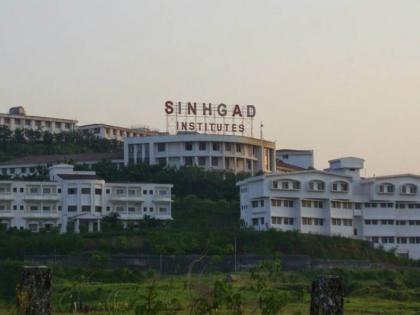 Gang terror again in Pune Sinhagad College area As soon as the police arrived the youth fled | पुण्यातील सिंहगड कॉलेज परिसरात टोळक्‍याची पुन्हा दहशत; पोलिस दाखल होताच तरुणांचे पलायन