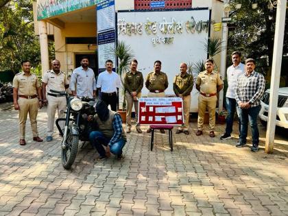 Claiming to have won the lottery, the jewels were snatched away; 10 lakh worth of goods seized from the thief | Pune | लॉटरी लागल्याचे सांगून दागिने हिसकावले; चोरट्याकडून १० लाखांचा मुद्देमाल हस्तगत