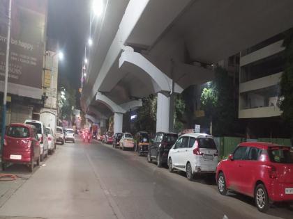 Flyover on Sinhagad Road open open space for businessmen illegal parking on both sides of the road divider | सिंहगड रोडवरील उड्डाणपूल खुला; व्यावसायिकांना रान मोकळे; रस्ता दुभाजकाच्या दोन्ही बाजूंना बेकायदा पार्किंग