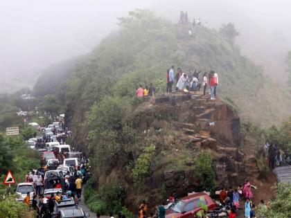 Fort Sinhagad ghat road will install iron mesh 1.5 crore approved by the Forest Department | किल्ले सिंहगडाच्या घाट रस्त्यावर लोखंडी जाळी बसविणार; वन विभागाकडून दीड कोटी मंजूर