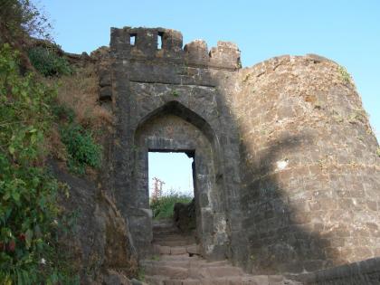 for vitamin d dose doordarshan employeee naked bath on Sinhagad | 'व्हिटॅमिन डी' च्या डोससाठी पुण्यातील सिंहगडावर दूरदर्शन कर्मचाऱ्याची नग्न आंघोळ