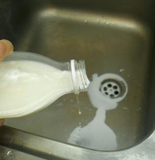 नासलेलं दूध सिंकमध्ये फेकणं पडू शकतं महागात, सिंक तुबंतं-सतत पाणी साचतं कारण..