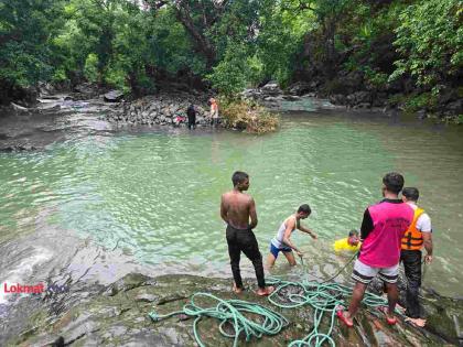 Two youths from Mumbai goregaon drown in a water well Unfortunate incident in Chinchoti Naigaon | मुंबईतील दोन तरुणांचा पाण्याच्या डोहात बुडून मृत्यू; नायगांवच्या चिंचोटीमधील दुर्दैवी घटना Two youths from Mumbai goregaon drown in a water well Unfortunate incident in Chinchoti Naigaon | मुंबईतील दोन तरुणांचा पाण्याच्या डोहात बुडून मृत्यू; नायगांवच्या चिंचोटीमधील दुर्दैवी घटना