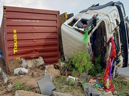 The driver was injured when the container overturned in Sinnar Ghat | सिन्नर घाटात कंटनेर उलटून अपघात ; वाहन चालक जखमी 