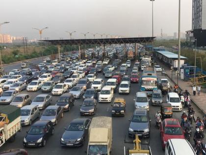 Traffic collision on the Sion-Panvel highway due to returning vehicles | सुट्टीवरून परतणाऱ्या वाहनांमुळे सायन-पनवेल महामार्गावर वाहतूक कोंडी