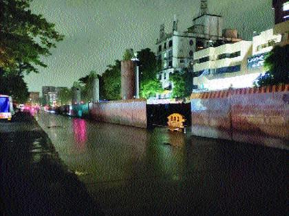 Darkness due to closure of street lights on Sion-Panvel road at Chembur | चेंबूर येथे सायन-पनवेल मार्गावर पथदिवे बंद असल्याने अंधार