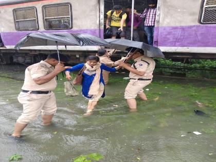 Mumbai Rain Updates: Railway tracks are still under water at sion, kurla | Mumbai Rain Update : सायन, कुर्ल्यात ट्रॅकवरील पाणी 'जैसे थे'; 'मरे' दोन तासांनी देणार अपडेट्स