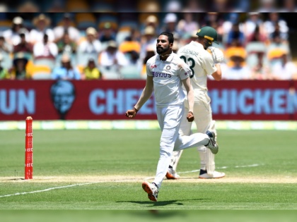 India vs Australia, 4th Test: Four wickets fall in the first session with Australia leading by 182 runs at lunch | India vs Australia, 4th Test Day 4 : मोहम्मद सिराजनं एकाच षटकात दिले दोन धक्के, सामना रोमांचक स्थितीत