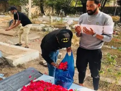 Mohammed Siraj drives straight from airport to his father's grave, brings some closure to his grief | एअरपोर्टवरून थेट वडिलांच्या कबरीचे दर्शन घेण्यासाठी पोहोचला मोहम्मद सिराज; Emotional फोटो व्हायरल