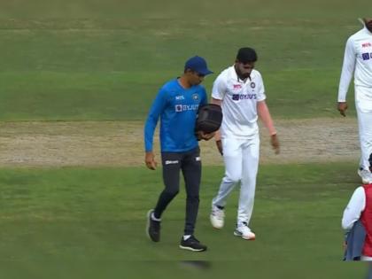 IND vs SA, 2nd Test Live Updates : Mohammed Siraj walks off the field, Looks like a hamstring issue, R Ashwin on Mohammed Siraj’s injury | IND vs SA, 2nd Test Live Updates : भारताच्या दोन प्रमुख गोलंदाजांना झालीय दुखापत, दिवसाचा खेळ संपायला काही मिनिटं शिल्लक असताना एकानं सोडलं मैदान