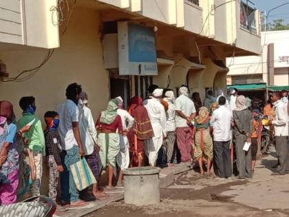 Crowd of citizens in front of the bank in Shirpur | शिरपुरात बँकेसमोर नागरिकांची गर्दी