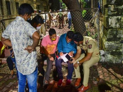 P-305 barge accident: Crowds of family members outside the morgue to mourn the victims | पी-३०५ बार्जचा अपघात: चिंता, हुरहुर अन् अश्रू; आप्तांना शाेधण्यासाठी कुटुंबीयांची शवागृहाबाहेर गर्दी 