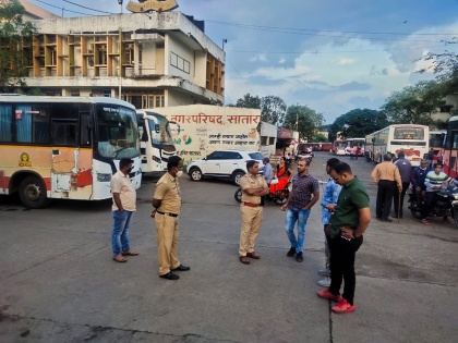 ST workers' agitation A stone was thrown at the head of the traffic controller in Satara | ST Strike: साताऱ्यात एसटी कर्मचाऱ्यांचे आंदोलन चिघळले; वाहतूक नियंत्रकाच्या डोक्यात घातला दगड