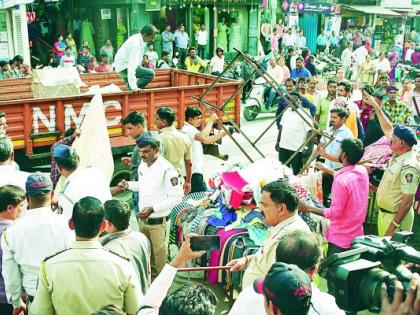 Removed Hawkers on Sitabuldi Main Road in Nagpur | नागपुरातील सीताबर्डी मेन रोडवरील हॉकर्सना हटविले