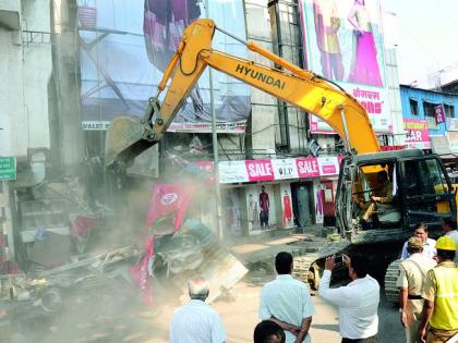 Near Goel Mall in Nagpur Sitabaldi removed encroachment of 16 retail stores | नागपूर सीताबर्डीतील गोयल मॉल लगतच्या १६ दुकानावर हातोडा