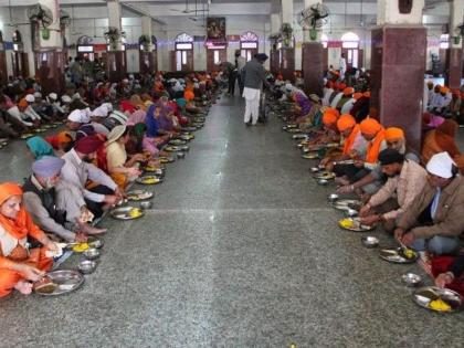 Benefits of sitting on floor while eating | खाली बसून जेवण्याचे हे आहेत आरोग्यदायी फायदे!