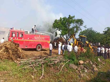 7 lakhs loss due to Kadaba fire in Kuslamb; Farmer Havaldil | कुसळंबमध्ये कडब्याला आग लागून सात लाखांचे नुकसान; शेतकरी हवालदिल