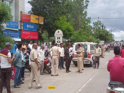 In Khamgaon, 55 lakhs were blown away from the elderly; The bikers grabbed the bag | खामगावात वृद्धांचे पावणेपाच लाख उडविले; दुचाकीस्वारांनी बॅग हिसकावली