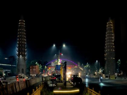 Deepmala lit at the entrance of Thane city on New Year's Eve | नववर्षाच्या पूर्वसंध्येला ठाणे शहराच्या प्रवेशद्वारावरील दीपमाळा प्रज्वलित