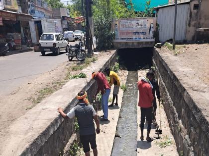 Cleaning of drains on behalf of Akola Municipal Corporation continues on paper | अकोला महापालिकेचे वरातीमागून घोडे; म्हणे, नाले सफाईचे काम युध्द पातळीवर