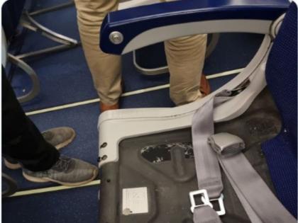 Almost the seat of the plane disappeared; Photo viral on social media | चक्क विमानातील बसायची सीटच केली गायब; सोशल मीडियात फोटो व्हायरल