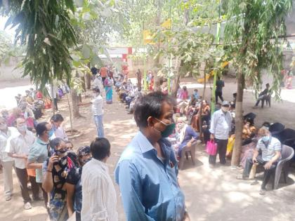 Corona Vaccine: Long queues at Ulhasnagar Vaccination Center, distressed citizens | Corona Vaccine: उल्हासनगर कोरोना लसीकरण केंद्रावर लांब रांगा, नागरिक त्रस्त