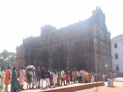 An atmosphere of excitement across the state on the occasion of Christmas; Crowd of tourists at Old Goa Church Precinct, Panaji Church Square | नाताळनिमित्त राज्यभर उत्साहाचे वातावरण; जुने गोवा चर्च परिसर, पणजी चर्च स्क्वेअर येथे पर्यटकांची गर्दी 