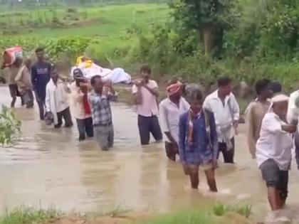 Funeral procession of former minister Vijay Vadettiwar was carried out through knee-deep water in his village | वेदनादायी! माजी मंत्री विजय वडेट्टीवारांच्या गावात गुडघाभर पाण्यातून काढली अंत्ययात्रा