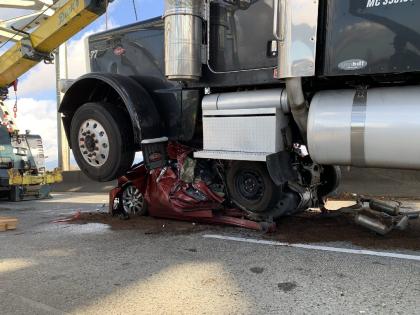 Woman miraculously escapes with minor injuries after 18-wheeler crushes car | दैव बलवत्तर! १८ चाकी ट्रकनं कारला अक्षरक्ष: चिरडलं; महिला चालक बचावली