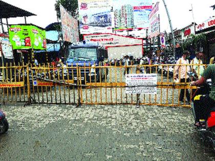 No parking outside Dombivli station; Barricades in Ramnagar | डोंबिवली स्थानकाबाहेर पार्किंगला मज्जाव; रामनगरमध्ये बॅरिकेड्स