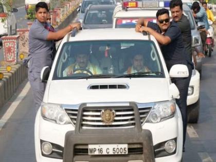 Baba Bageshwar and MP Manoj Tiwari fined for violating traffic rules in Patna | खासदार मनोज तिवारी ड्रायव्हर, मंत्री गिरीराज गाडीत, तरी बागेश्वर बाबांच्या गाडीचे चलन पोलिसांनी फाडले!