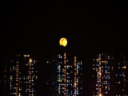 Lapandav of Super Pink Moon behind the clouds | ढगांच्या आड सुपर पिंक मूनचा लपंडाव; खगाेलप्रेमींचा हिरमाेड