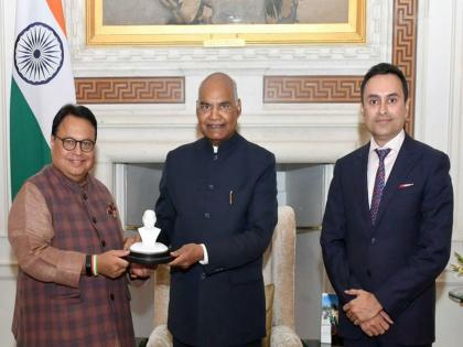 A statue of veteran freedom fighter Jawaharlal Darda was given to the President Ramnath kovind | ज्येष्ठ स्वातंत्र्यसेनानी जवाहरलाल दर्डा यांचा अर्धाकृती पुतळा राष्ट्रपतींना भेट