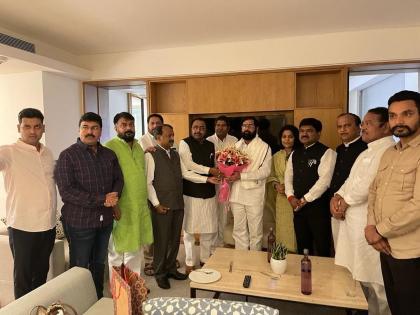 Setback to Uddhav Thackeray! 12 Shiv Sena MPs met Chief Minister Eknath Shinde | उद्धव ठाकरेंना धक्का! शिवसेनेच्या १२ खासदारांनी घेतली मुख्यमंत्री शिंदेंची भेट