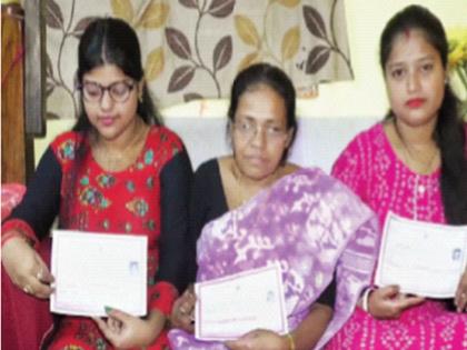 53-year-old mother passes board exam with daughters; Happiness at home tripled | ५३ वर्षांची आई मुलींसह झाली बोर्डाची परीक्षा उत्तीर्ण; घरातील आनंद तिपटीने वाढला