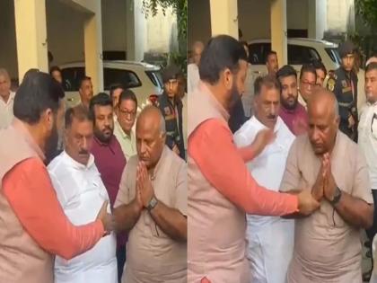 Haryana Minister Karndev Kamboj, upset with ticket cutting in election by BJP, walked away without shaking hands with CM Naib Singh Saini | तिकिट कापलं म्हणून नाराज मंत्री मुख्यमंत्र्यांना हात न मिळवताच पुढे निघून गेले