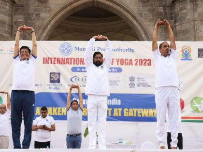 PM Narendra Modi gave the world the key to good health through yoga, said that CM Eknath Shinde | नरेंद्र मोदींनी योगाच्या माध्यमातुन जगाला उत्तम आरोग्याची किल्ली दिली- एकनाथ शिंदे