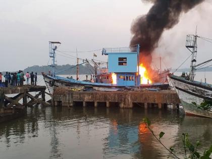 The trawler on the Kuthali fishing jetty caught fire | कुठ्ठाळी मासेमारी जेटीवरील ट्रोलरला आग लागून जळून खाक