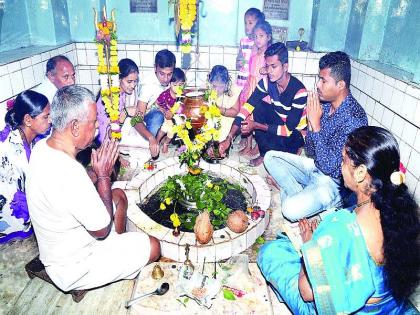 Devotees devotees for Shivratri, Shiva temple swells with devotees in raigad | शिवरात्रीनिमित्त भाविकांची मांदियाळी, शिवमंदिर भाविकांच्या गर्दीने फुलले