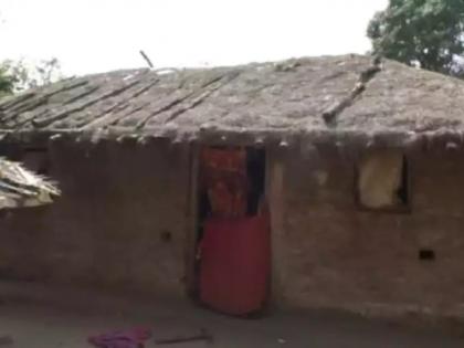 Madhya Pradesh Tribals Got Thatched Huts Under PMAY In Village At Dindori | अशी ही बनवाबनवी! पंतप्रधान आवास योजनेतून बांधुन दिली झोपडी, लाच म्हणून घेतली कोंबडी