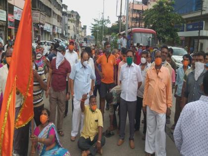 Shiv Sena protests against 'Mahavitaran'; The movement was blocked in ulhasnager | 'महावितरण'च्या कारभाराचा शिवसेनेकडून निषेध; रास्ता रोको करत केलं आंदोलन