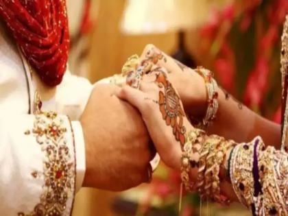 The husband divorced his wife and She got married to her boyfriend in UP | बायको नवऱ्याला म्हणाली, माझं दुसऱ्यावर प्रेम आहे; त्यानंतर जे काही घडलं त्याने सगळेच हैराण झाले