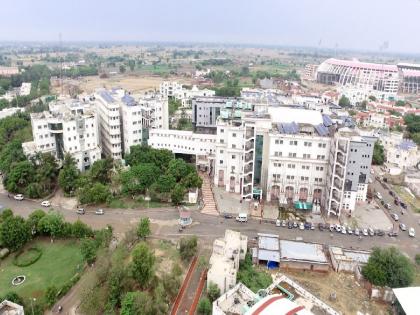 The airport in the village, the miracle of ‘Netaji Ki Kothi’; know about Mulayam Singh's village | गावात विमानतळ, ‘नेताजी की कोठी’चा चमत्कार; मुलायम सिंहांच्या गावानं देशाला केले अचंबित