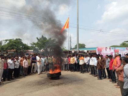 Protest by burning tires at Madha against Jalna Police Lathicharge on Maratha Protectors | जालन्यातील लाठीमाराचे पडसाद; माढा येथे टायर जाळून निषेध