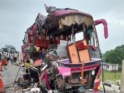 In Buldhana Fatal accident in Malkapur, 2 luxury buses collided head-on; 5 killed and 25 seriously injured | मलकापूरात भीषण अपघात, २ लक्झरी बसची समोरासमोर धडक; ६ ठार तर २५ गंभीर जखमी