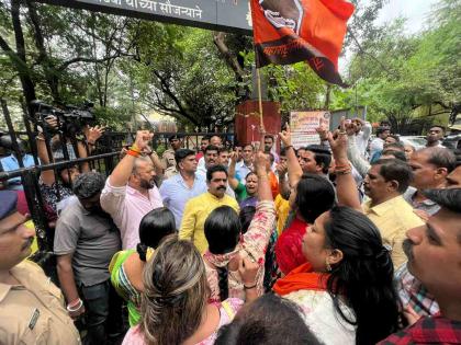 Protests outside Joshi Bedekar College by all parties; Demand to file a case | सर्व पक्षीयांकडून जोशी बेडेकर महाविद्यालयाबाहेर आंदोलन; गुन्हा दाखल करण्याची मागणी