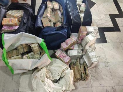 A businessman's house was raided; The wall was broken and 3 crore notes came out from inside | अबब! उद्योगपतीच्या घरी धाड पडली; भिंत तोडली अन् आतून नोटा बाहेर पडल्या 