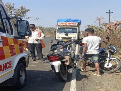 Two bikes collide head on road two people are serious in washim | दोन दुचाकींची समोरासमोर धडक; दोनजण गंभीर