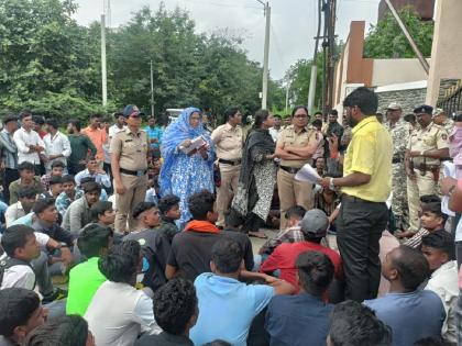 Hostel students Protest on Tribal Additional Commissioner's office, Allegation of not getting proper facilities | वसतिगृहातील विद्यार्थ्यांचे आदिवासी अपर आयुक्त कार्यालयावर आंदोलन