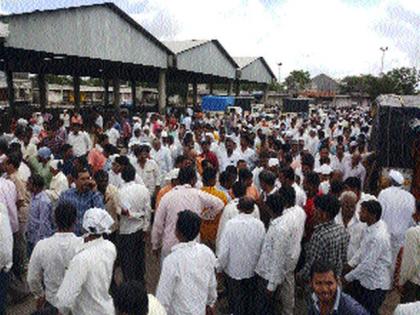 Lasalgaon Market Committee drops by Rs. | निर्यातबंदी अन् कांदा साठ्यावर मर्यादा घातल्याने ६०० रु पयांची लासलगाव बाजार समितीत घसरण